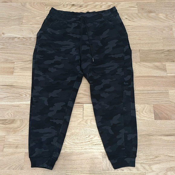 Lululemon Scuba Jogger Black Camo Size 12 - Picture 2 of 6